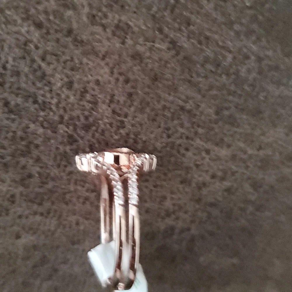 Size 8 ring - Picture 3 of 4